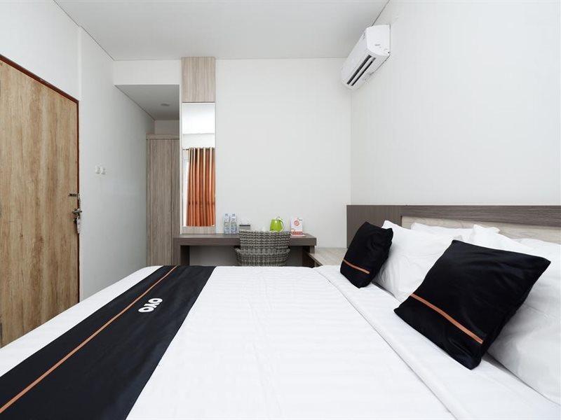 Hotel Oyo 2298 Jebres House Syariah à Solo Extérieur photo