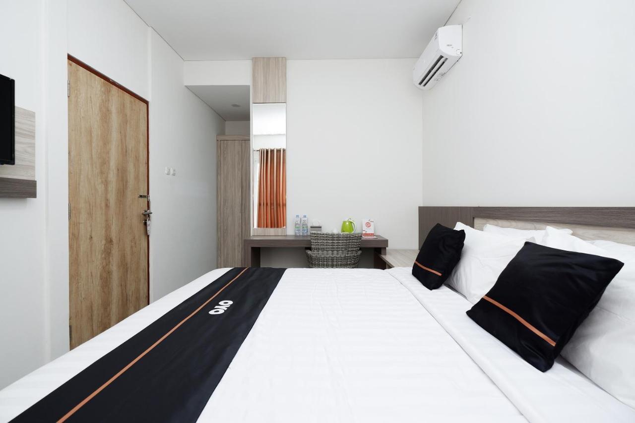 Hotel Oyo 2298 Jebres House Syariah à Solo Extérieur photo