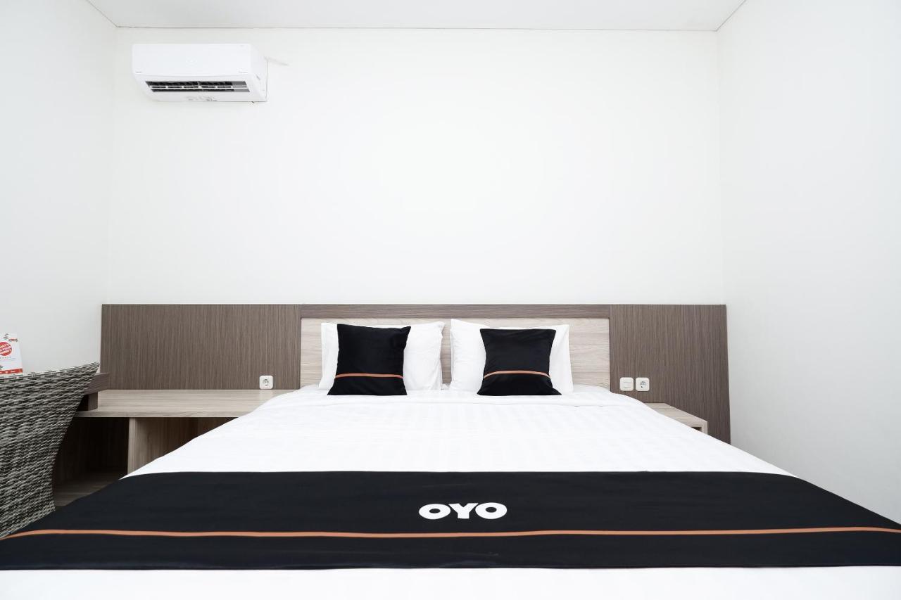 Hotel Oyo 2298 Jebres House Syariah à Solo Extérieur photo