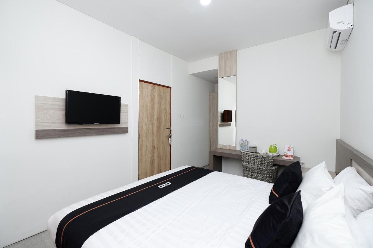 Hotel Oyo 2298 Jebres House Syariah à Solo Extérieur photo